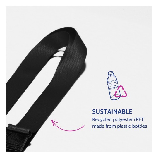 Billedet viser en sort rem mærket 'SUSTAINABLE' lavet af genanvendt polyester rPET, inklusive en illustration af en plastikflaske og genbrugspile. Det fremhæver de miljømæssige fordele ved at genbruge plast.
