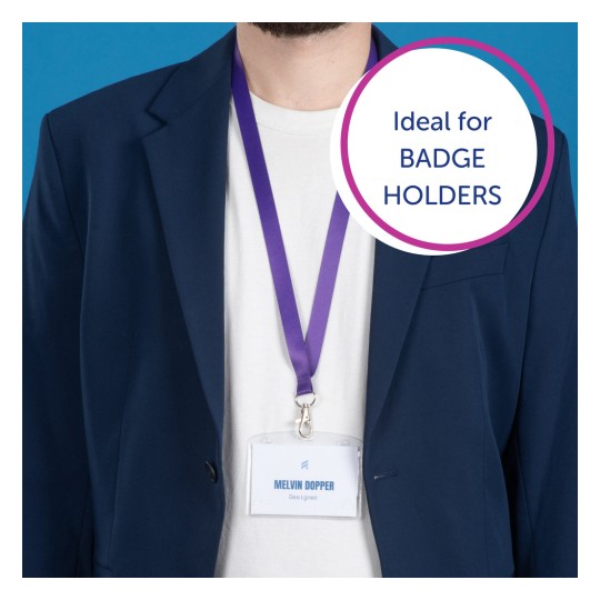 Billedet viser en person iført en marineblå blazer og en hvid t-shirt. En badgeholder med navnet 'Melvin Dopper' og titlen 'Designer' hænger om halsen og er fastgjort med en lilla snor. Baggrunden er blå, og der er en grafik, der lyder 'Ideel til BADGEHOLDERE.'