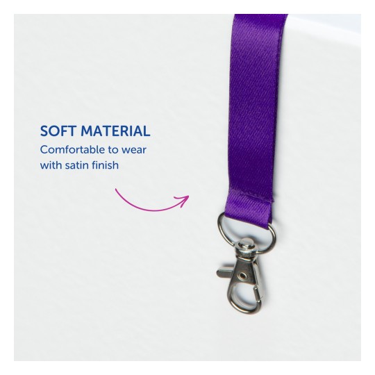 Billedet viser en lilla satin-nøglesnor med en metalclips, der fremhæver dens bløde materiale og behagelige pasform.