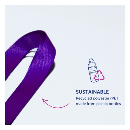 Billedet viser et lilla bånd med en tekstbeskrivelse, der fremhæver dets bæredygtige materiale, og angiver, at det er lavet af genanvendt polyester rPET fra plastikflasker.