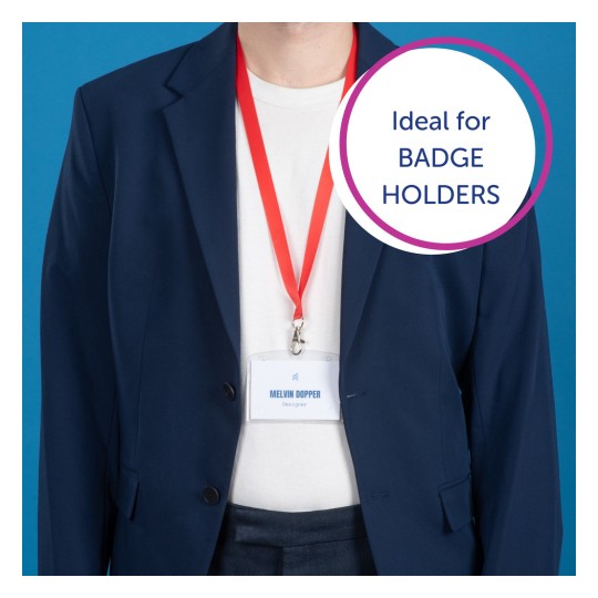Billedet viser en person iført en marineblå blazer med en hvid skjorte under. De har en rød nøglesnor omkring halsen, der holder et mærke, hvor der står 'MELVIN DOPPER, Designer.' Baggrunden har en ensartet blå farve. En taleboble foreslår, at denne vare er 'Ideel til NØGLEKORTINDEHAVERE.'