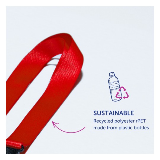 Billedet viser et rødt bånd mærket som 'Bæredygtigt,' lavet af genanvendt polyester rPET fra plastikflasker. Det understreger miljøvenlighed og genbrug.