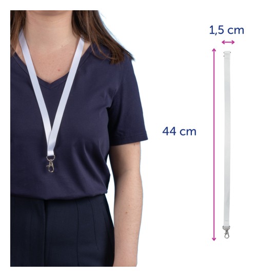 Billedet viser en person iført en mørk skjorte med en hvid nøglesnor omkring halsen. Nøglesnoren har angivne dimensioner: 44 cm i længden og 1,5 cm i bredden, samt en clip i enden.