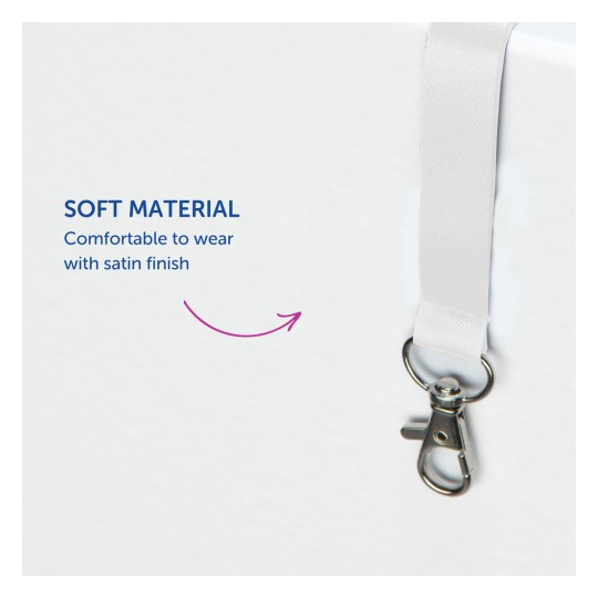Billedet viser et nærbillede af en hvid satinrem med en metalclips, og fremhæver teksten, der beskriver materialet som blødt og behageligt at have på, med en satinfinish.