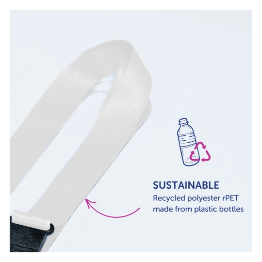 Billedet viser en bæredygtig rem lavet af genanvendt polyester rPET, fremstillet af plastikflasker. Det inkluderer en hvid rem med et sort spænde samt tekst, der fremhæver dens miljøvenlige natur.