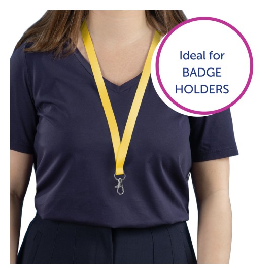 Billedet viser en person iført en mørk skjorte med en gul nøglesnor om halsen, velegnet til at holde badges.