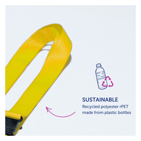 Billedet viser en gul rem med et spænde, mærket 'SUSTAINABLE' og forklarer, at den er lavet af genanvendt polyester rPET fra plastikflasker.