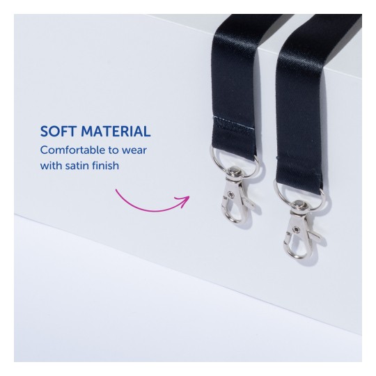 Billedet viser to satinremme med metalclips, der fremhæver deres bløde materiale og komfort. En tekstbeskrivelse understreger deres satinfinish og komfort ved brug.