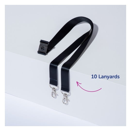 Billedet viser to sorte lanyards med metalclips fastgjort til hver ende. De ligger på en hvid overflade med en etiket, der angiver '10 Lanyards'.