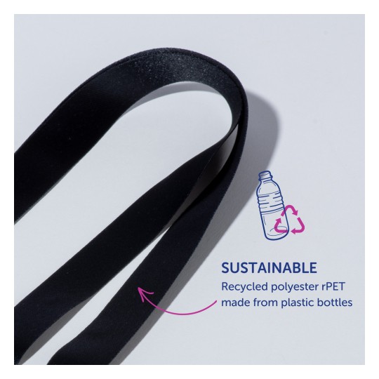 Billedet viser et sort bånd lavet af genanvendt polyester, med tekst der fremhæver dets bæredygtige natur ved at bemærke, at det er lavet af plastflasker.