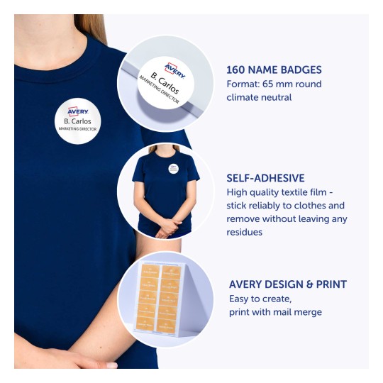 Et billede, der viser Avery navneskilte, med en kvinde i en marineblå t-shirt, der bærer et rundt navneskilt, sammen med beskrivelser af produktets egenskaber, herunder klima-neutralitet og selvklæbende kvalitet.