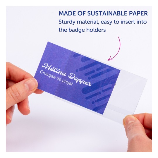 Billedet viser en hånd, der holder et visitkort lavet af bæredygtigt papir. Kortet har et lilla design og navnet 'Méline Dopper' sammen med titlen 'Chargée de projet.' Teksten nævner kortets robuste materiale og nem brug med kortholdere.