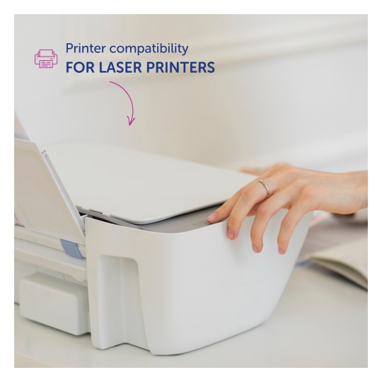Billedet viser en hånd, der interagerer med en printer, med fokus på printerkompatibilitet specifikt for laserprintere.