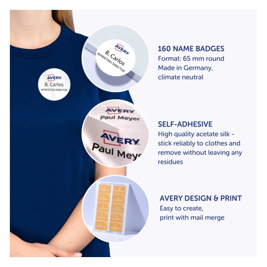 Billedet viser navneskilte til Avery-produkter, hvor en person iført en blå skjorte bærer et synligt skilt med teksten 'B. Carlos, MARKETING DIRECTOR'. Designet inkluderer information om skiltene, såsom antal, materialer og funktioner som selvklæbende egenskaber og nem udskrivning.
