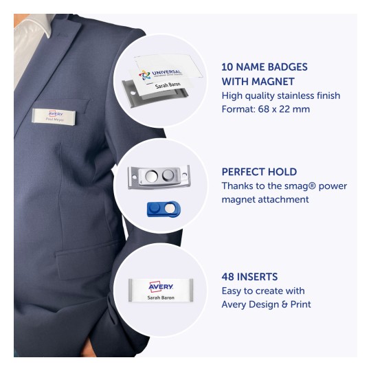 Billedet viser en person iført en blazer med et navneskilt påsat. Der er visuelle elementer, der fremhæver 10 navneskilte med magnet, en kraftig magnetfastgørelse til at sikre skilte, og 48 indlæg til design og udskrivning af brugerdefinerede skilte.