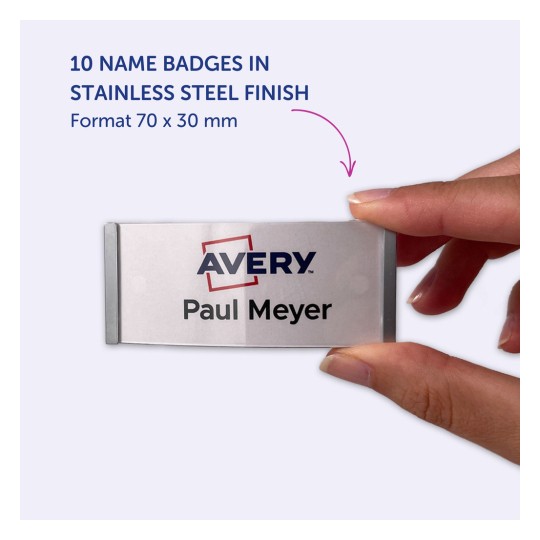 Billedet viser en hånd, der holder et navneskilt i rustfrit stål. Skiltet har navnet 'Paul Meyer' og logoet fra 'Avery'. Det angiver, at produktet indeholder 10 navneskilte med dimensionerne 70 x 30 mm.