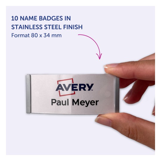 Billedet viser 10 navneskilte i en rustfri stål finish, der viser logoet 'Avery' og navnet 'Paul Meyer'. Skiltene vises i en persons hånd.