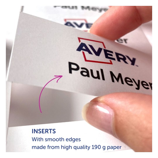 Billedet viser en hånd, der holder et hvidt kort med navnet 'Paul Meyer' trykt på det, sammen med logoet for 'Avery'. Underneden er der tekst, der lyder 'INDLÆG Med glatte kanter lavet af højkvalitets 190 g papir'.