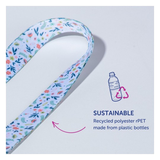 Billedet viser et farverigt bånd med blomster mønstre lavet af bæredygtig genanvendt polyester (rPET), samt en grafik der angiver dets oprindelse fra plastikflasker.