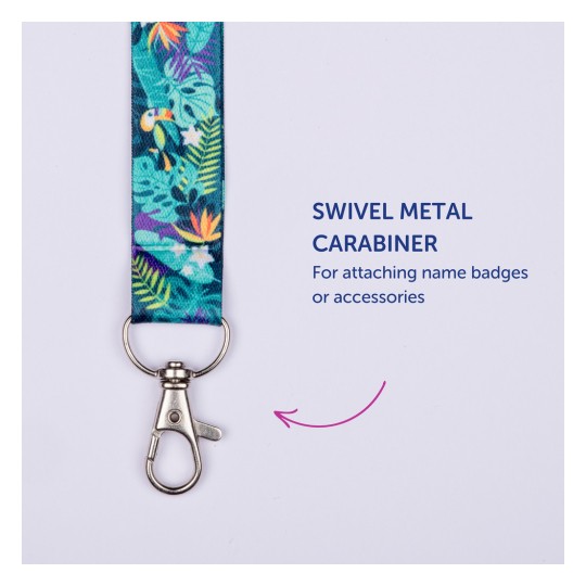 Billedet viser en farverig nøglering med en drejelig metalkarabinhage designet til at fastgøre navneskilte eller tilbehør. Nøgleringen er prydet med tropiske mønstre, herunder blade og en tukan.