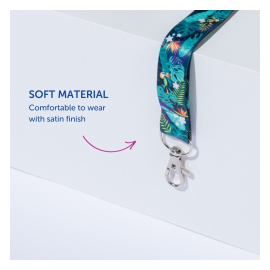 Billedet viser en farverig nøglesnor lavet af blødt materiale med en satinfinish og inkluderer tekst, der indikerer dens komfort ved brug.
