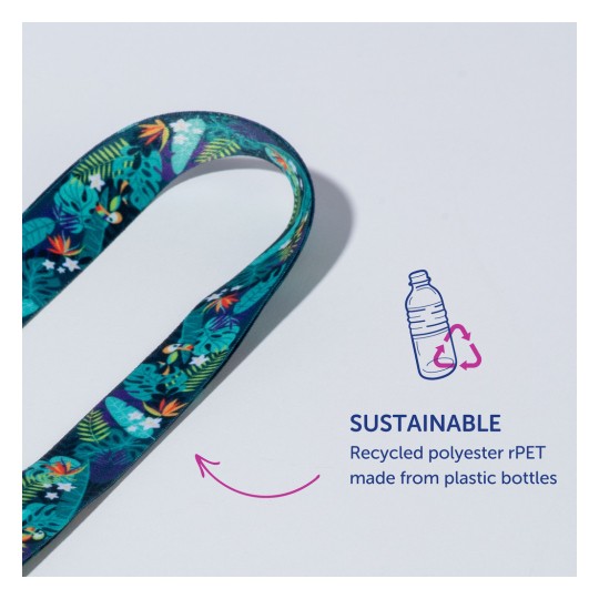 Billedet viser en farverig rem med et tropisk design, som fremmer bæredygtighed gennem genbrugsmaterialer, specifikt polyester fremstillet af plastikflasker.
