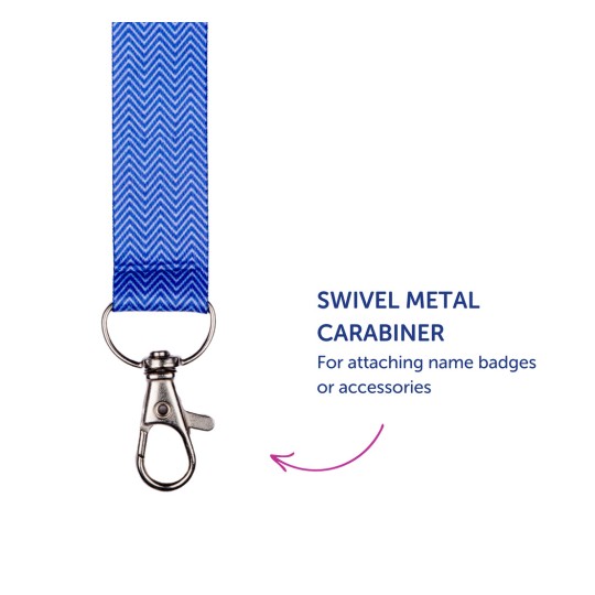 Billedet viser en blå nøglesnor med et zigzag-mønster og en drejelig karabinhage i metal, designet til at fastgøre navneskilte eller tilbehør.