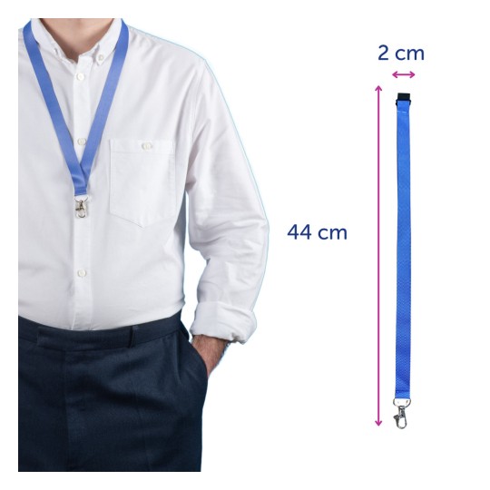Billedet viser en person iført en hvid skjorte med en blå nøglesnor omkring halsen, som har en clip i enden. Nøglesnoren måler 44 cm i længden og 2 cm i bredden.