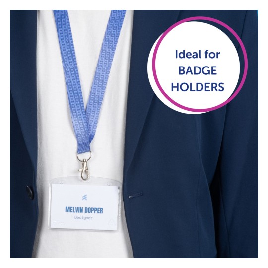 Billedet viser en person iført en navy blazer og en hvid skjorte, med en blå nøglesnor der holder et navneskilt, hvor der står 'MELVIN DOPPER, Designer'. Der er også en cirkulær grafik, der angiver 'Ideel til BADGE HOLDERS'.