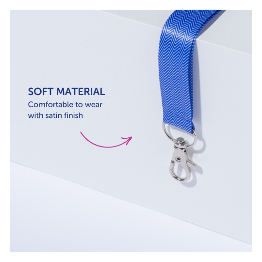Billedet viser en blå nøglesnor lavet af blødt materiale med en satinfinish. Den beskrives som behagelig at have på og har en metalclips i enden.