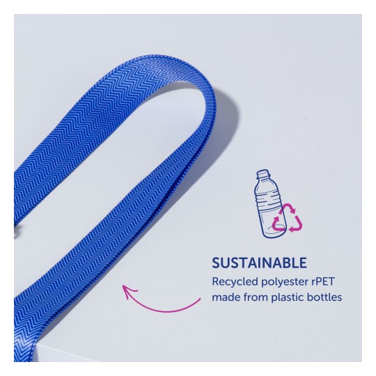 Billedet viser et blåt bånd med et zigzag-mønster, mærket som bæredygtigt. Det angiver, at det er lavet af genanvendt polyester rPET fra plastikflasker.