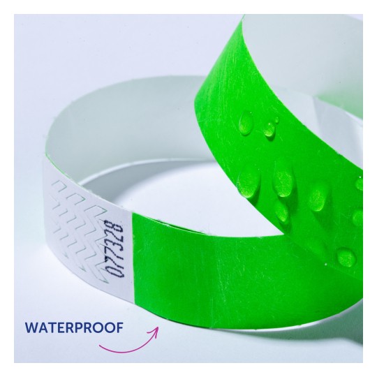 Billedet viser to armbånd; det ene er lysegrønt med vanddråber på, mens det andet er hvidt med et tekstureret design. Ordet 'WATERPROOF' er vist ved siden af armbåndene, hvilket antyder den grønne armbånds vandtætte egenskab.