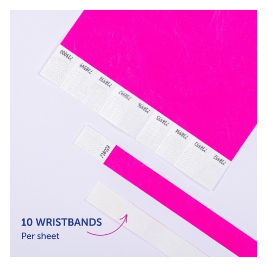 Billedet viser et ark med skrigende pink armbånd, hvor et armbånd er delvist løsnet. Arket har etiketter til individuelle armbånd og angiver, at der er 10 armbånd per ark.