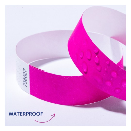 Billedet viser to lyserøde vandtætte armbånd med vanddråber på det ene af dem. Det formidler armbåndenes vandtætte egenskab.