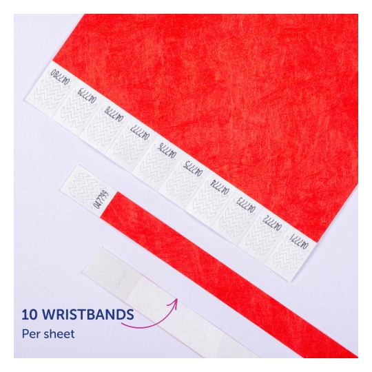 Billedet viser et ark med røde armbånd, hvor 10 individuelle armbånd er synlige, hver markeret med unikke identifikatorer. Der er en del af armbåndene, der er vist afpillet.