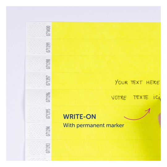 Billedet viser en lys gul side med instruktioner om at skrive på den med en permanent marker. Der er felter til tekst, inklusive 'Your text here' på engelsk og 'Votre texte ici' på fransk.