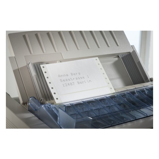 Billedet viser en printer med et ark papir, der indeholder et navn og en adresse. Papiret ser ud til at være i et kontinuert fremføringsformat.