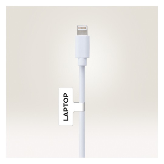Billedet viser et hvidt opladerkabel med en Lightning-stik, mærket 'LAPTOP' på en etiket fastgjort til kablet.
