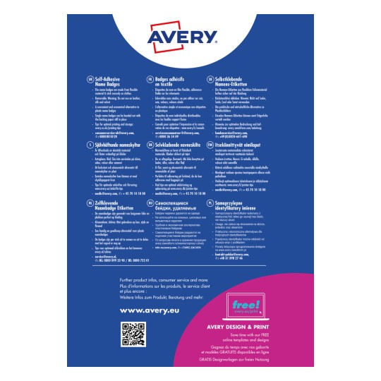 Billedet viser en produktannonce for selvklæbende navneskilte fra Avery. Det indeholder information på flere sprog om skiltene, deres anvendelighed og tips til udskrivning og opbevaring. Det indeholder også kontaktoplysninger for kundeservice og en QR-kode for mere information.
