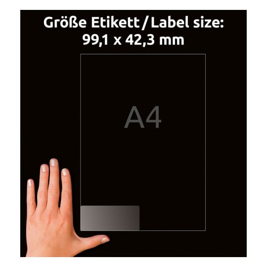 Billedet viser en hånd ved siden af en etiket, der angiver størrelsen på en A4-etiket, måler 99,1 x 42,3 mm. Baggrunden er sort, og teksten er på tysk.