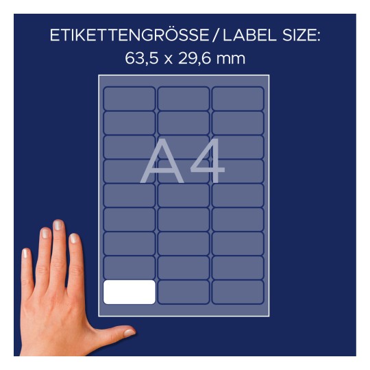Billedet viser et etiketark med dimensioner 63,5 x 29,6 mm, designet til A4-format. En hånd er placeret ved siden af arket som reference.