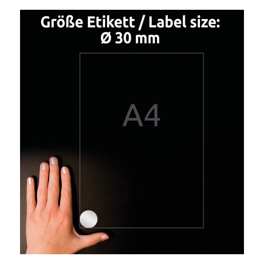 Billedet viser en hånd placeret på en mørk overflade ved siden af et A4-ark mærket med en cirkulær etiket på 30 mm i størrelse.