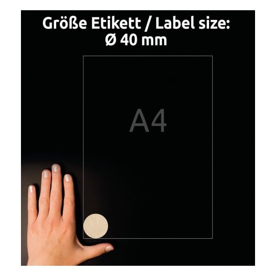 Billedet viser en hånd ved siden af et A4-ark med en cirkulær etiketstørrelse angivet som Ø 40 mm. Baggrunden er sort, og teksten viser størrelsen på etiketten på både tysk og engelsk.