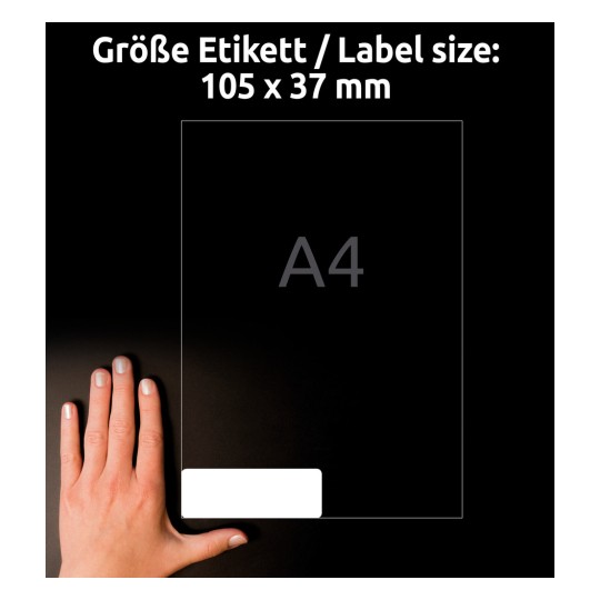Billedet viser en etiketstørrelse på 105 x 37 mm ved siden af en hånd, med teksten 'A4' vist på en sort baggrund.