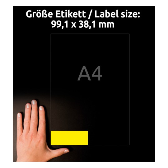 Billedet viser en hånd ved siden af et etiketlayout, der angiver størrelsen som 99,1 x 38,1 mm, med en omrids af et A4-papir i baggrunden.