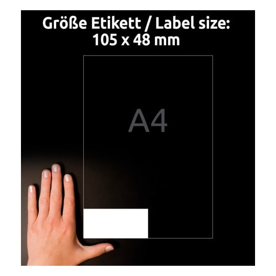 Størrelsessammenligning med hånd, Artikel: LR3424, et ark genbrugs universal-etiketter, Format: 105 x 48 mm, Farve: Naturhvid?