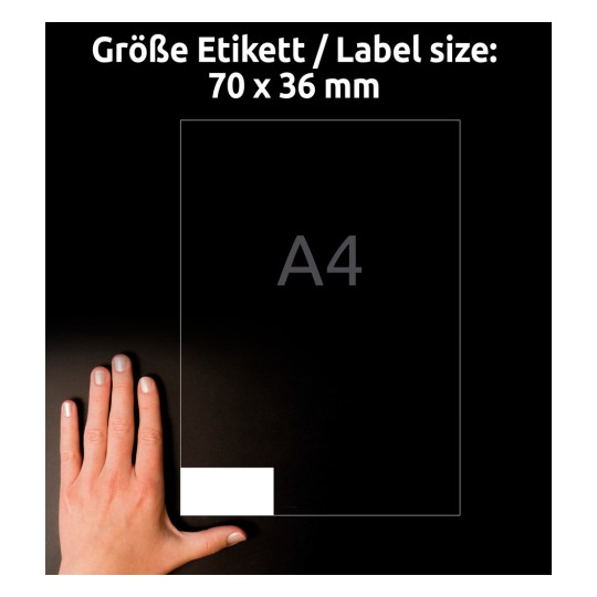 Størrelsessammenligning med hånd, artikel: LR3475, et ark genbrugs-universaletiketter, format: 70 x 36 mm, farve: naturhvid?