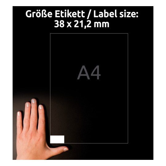 Billedet viser en hånd ved siden af en etiket, der angiver dens størrelse som 38 x 21,2 mm, med et A4-papir i baggrunden.