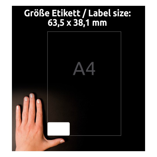 Billedet viser en hånd, der holder et A4-ark, med en etiketstørrelse angivet som 63,5 x 38,1 mm. Baggrunden er sort, og teksten er på tysk og siger 'Größe Etikett / Label size'.