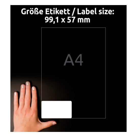Billedet viser en hånd ved siden af en etiket med målene 99,1 x 57 mm, hvilket angiver, at den er til A4-størrelse genstande, på en mørk baggrund.